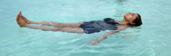 Lady healing in Aitutaki waters